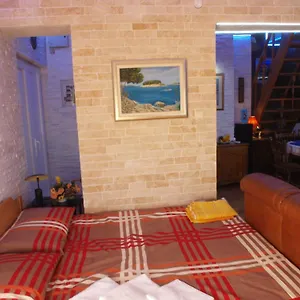 Apartment And Dalibor, Nin